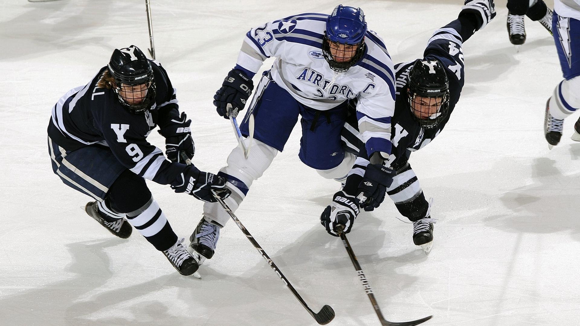冰球联赛激战正酣,豪门对决引爆赛季高潮,新秀表现抢眼