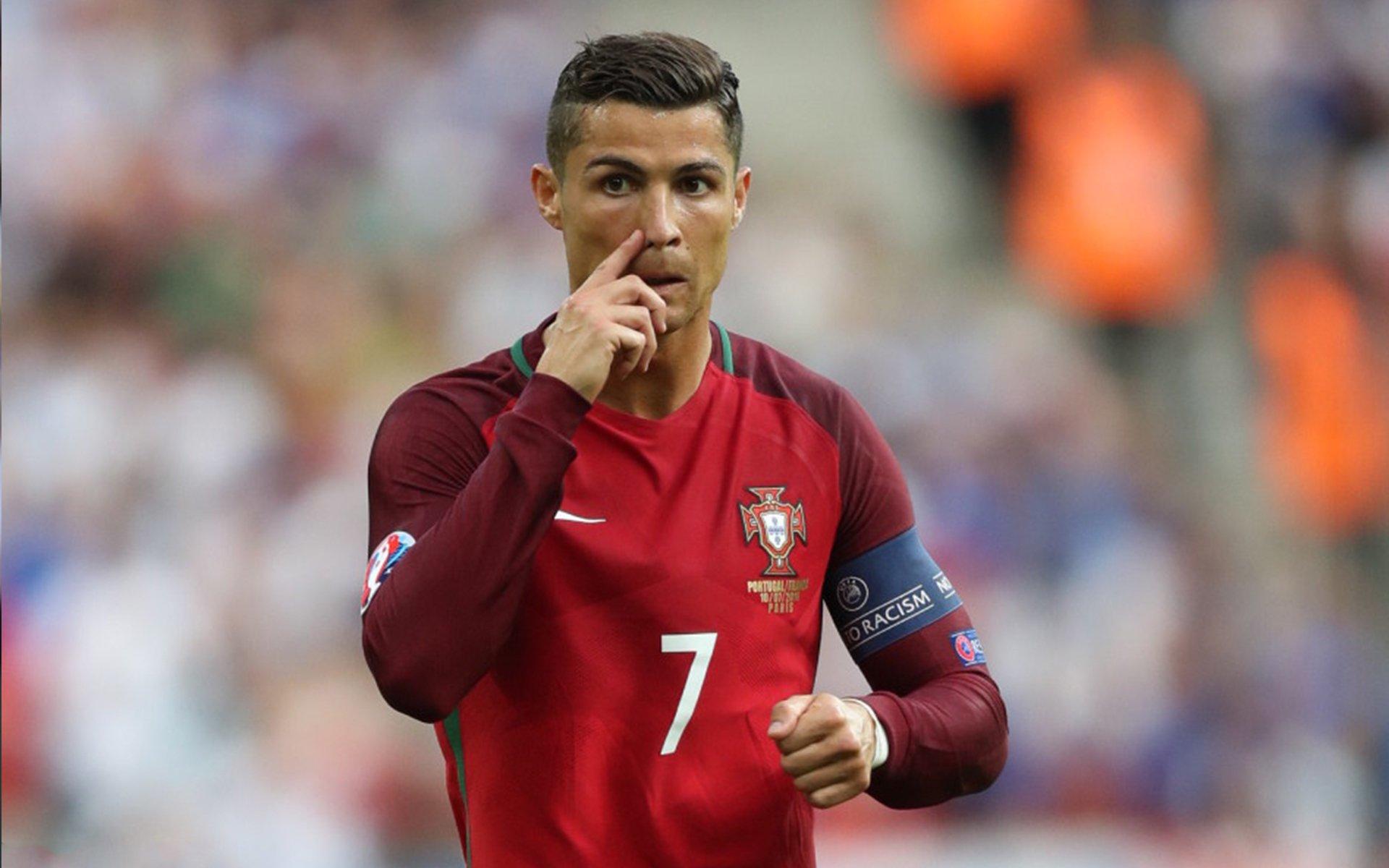 青春需交学费！小将失误致点球被换下神情落寞，队友暖心安慰显更衣室温度